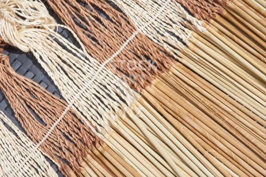 Flax weaving with muka fibre and pokinikini - Closeup with natural white and tanekaha dyed muka strands