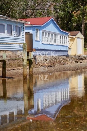 Kiwi bach in Whananaki  - Typical old New Zealand waterfront holiday home in Northland