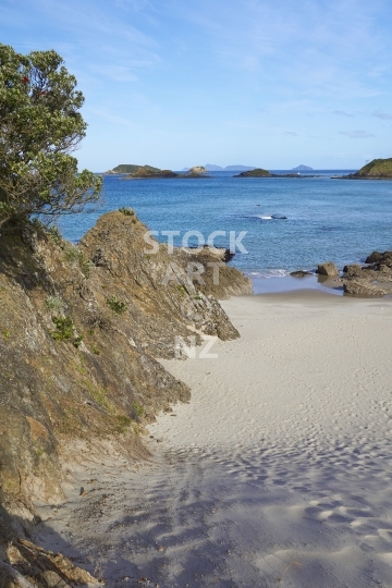 Ocean Beach with white sand and rocks - Whangarei Heads, Northland - Beautiful surf beach with a view to the offshore islands, view from the left sand dune